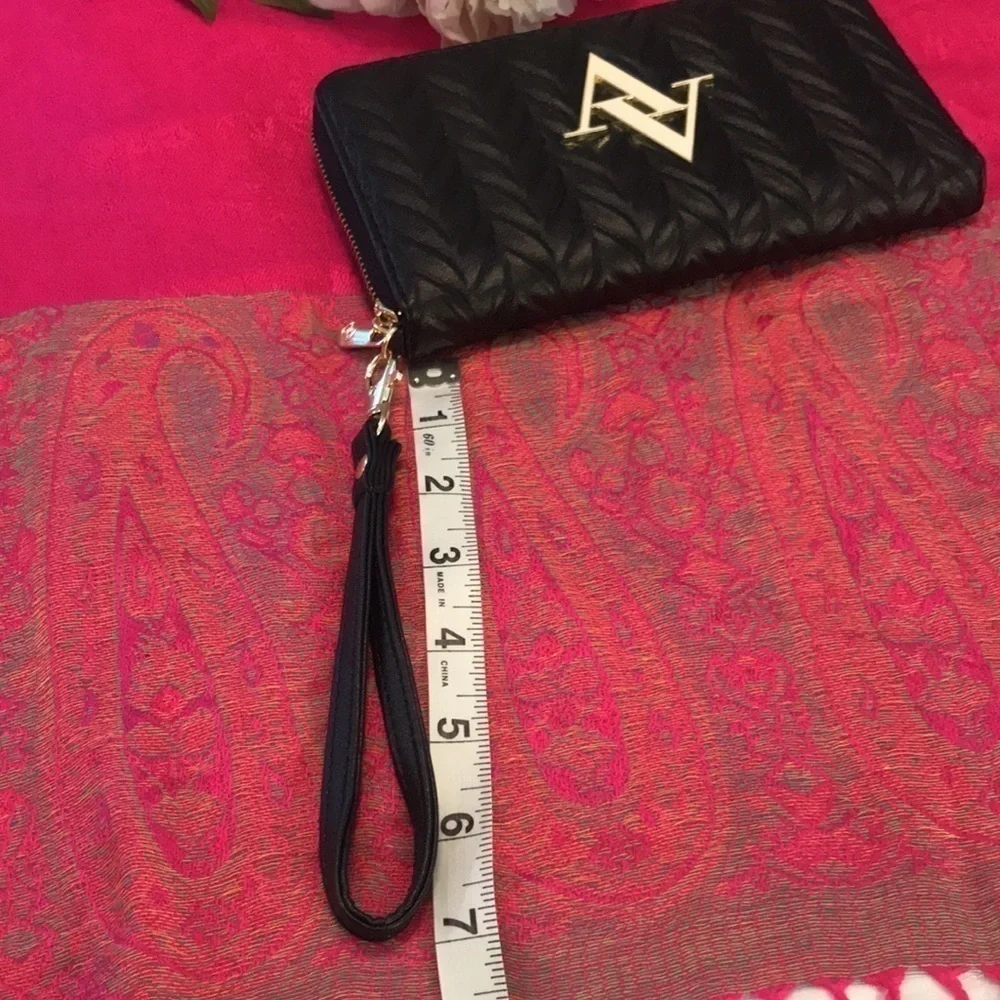 NWOT Adrianne Vittadini Black Wristlet